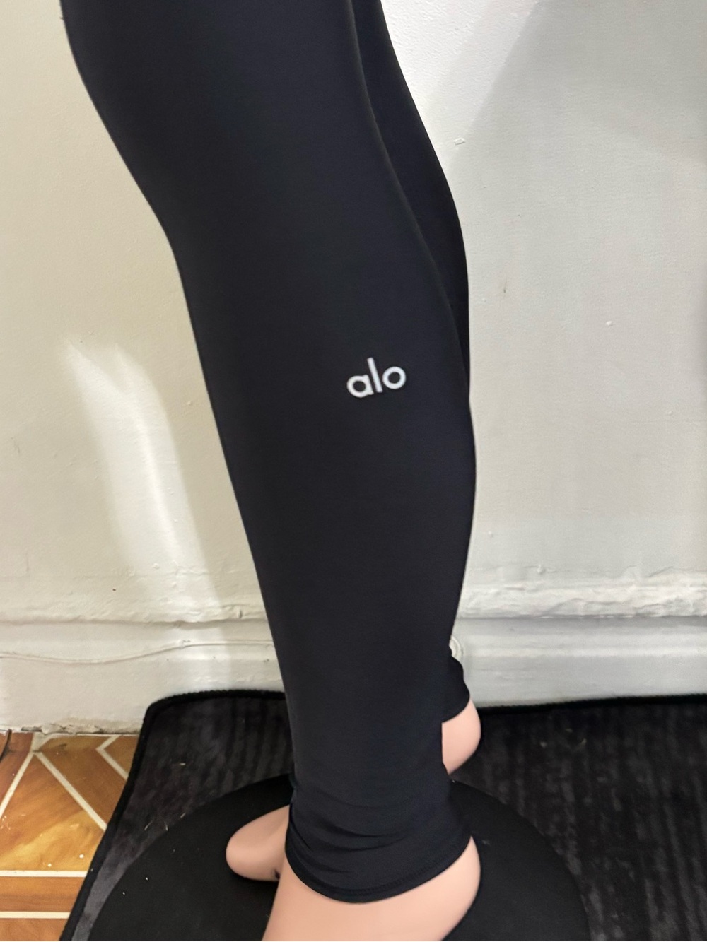 ALO YOGA Women’s High-Waist Airlift Black Leggings - Picture 11 of 14